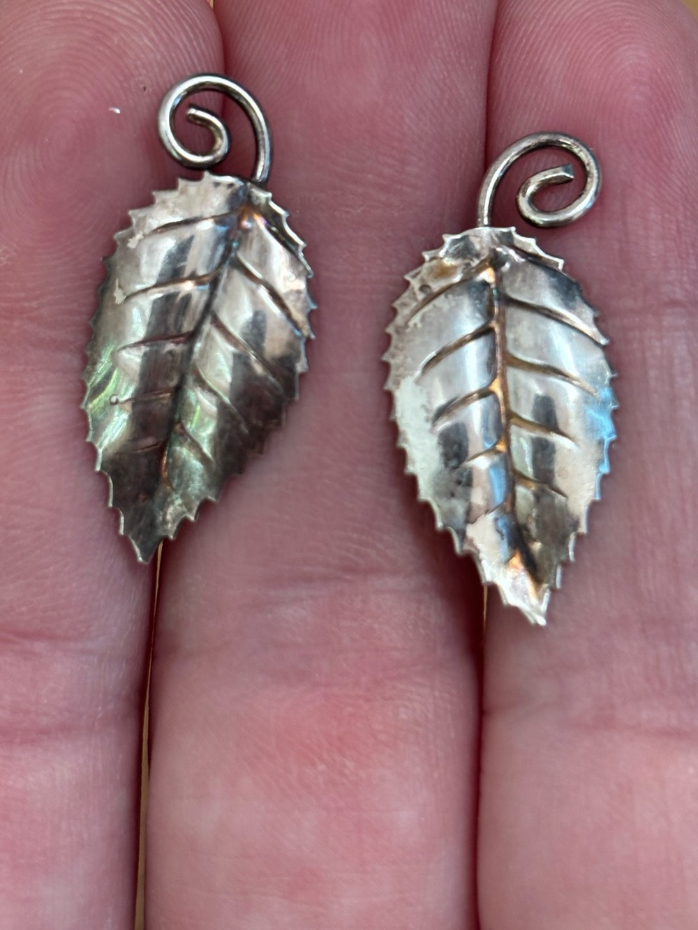 Vintage screw back sterling silver artisan leaf design earrings 2.6g